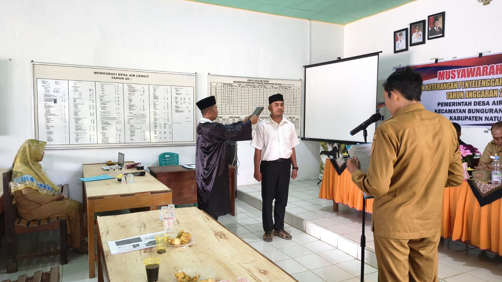Penghulu KUA Bunguran Tengah Kukuh Sumpah Staf Desa Air Lengit